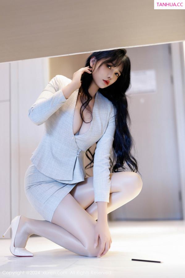 小娜比  [XiuRen]高清写真图 2024.11.05 No.9398 娜比 丝袜短裙第31张图片